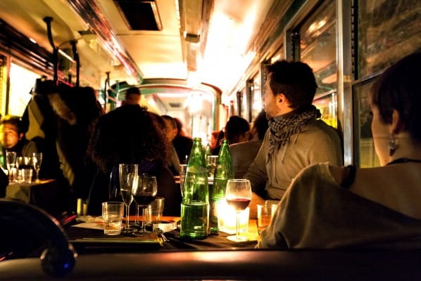 diner-sur-un-tramway